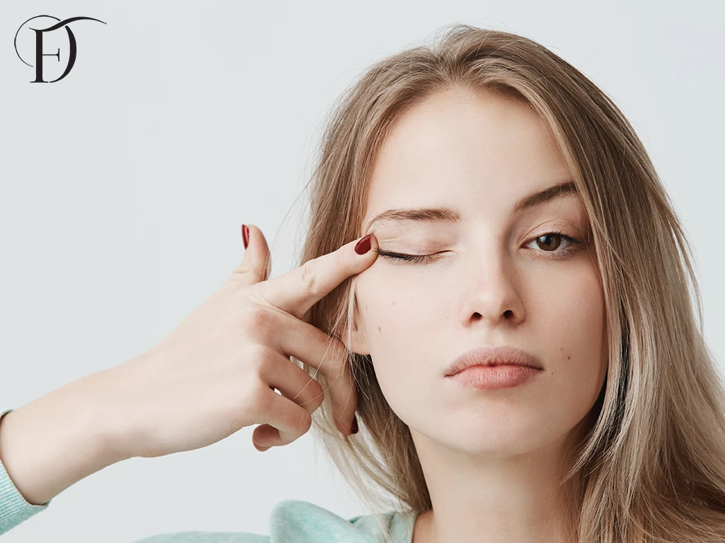 ماساژ پلک ها از دلایل ریزش مژه